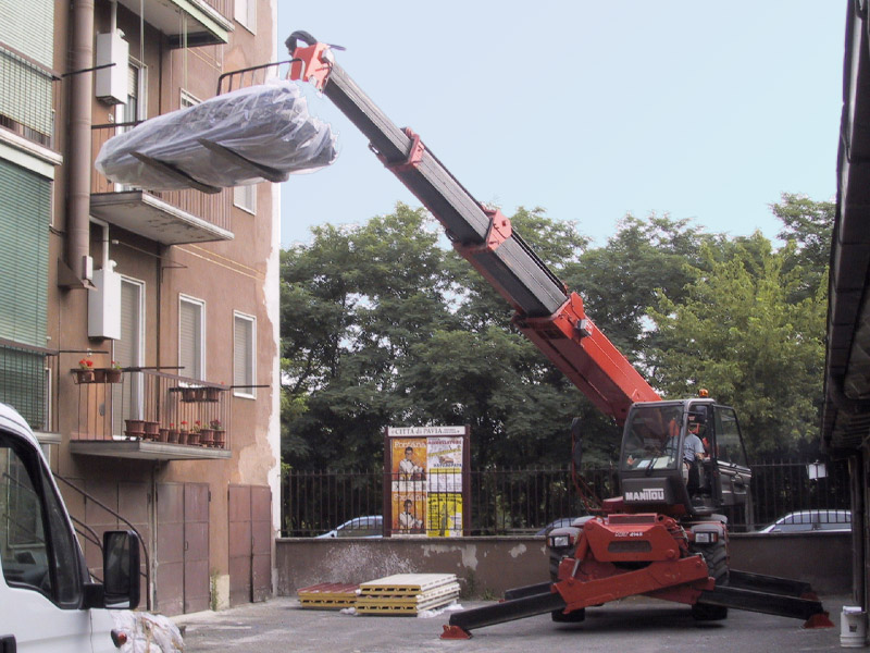 Altri servizi offerti: interventi su balconi e facciate, potature, traslochi, trasporti